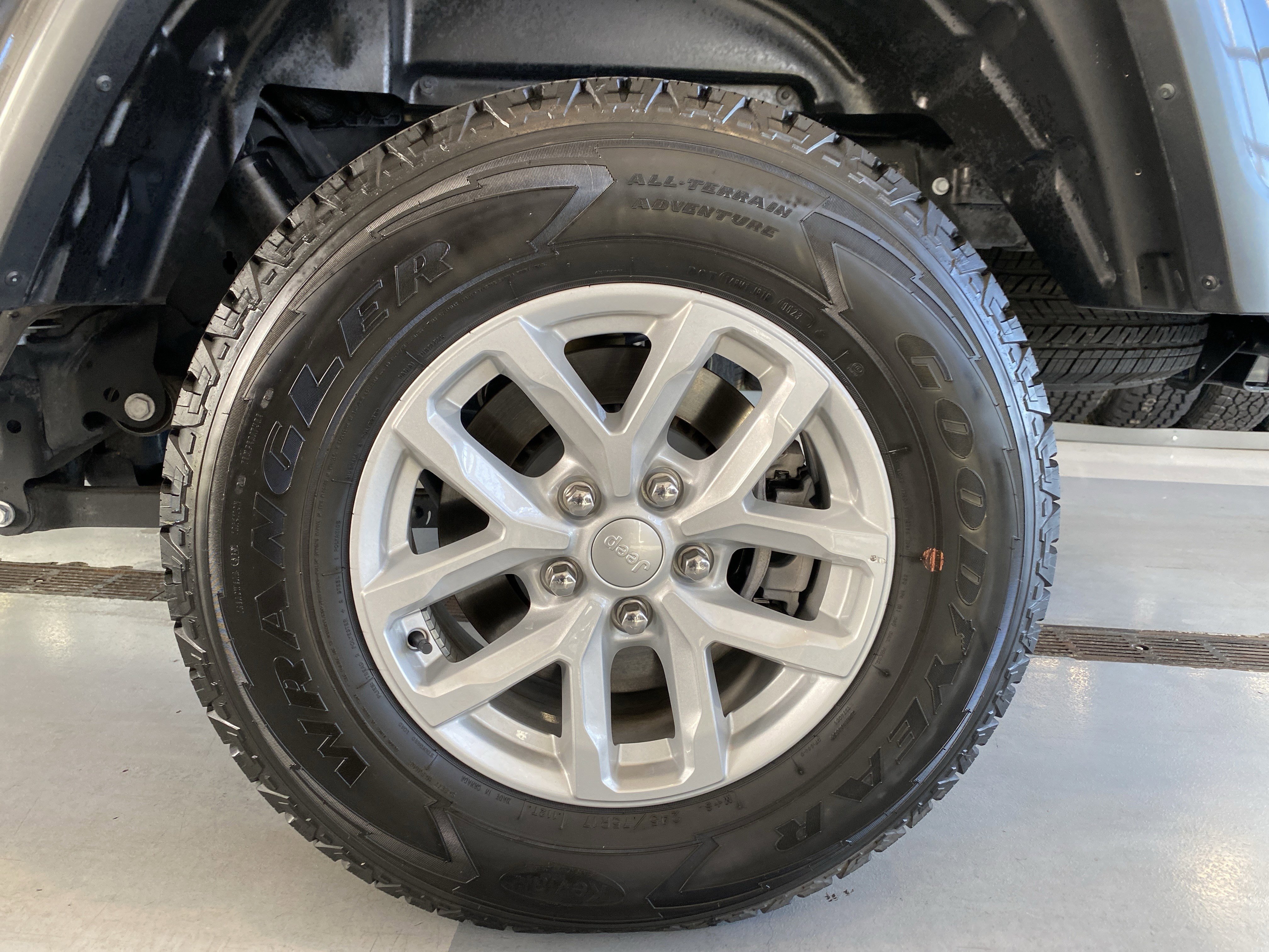 Used 2023 Jeep Gladiator Sport image 31