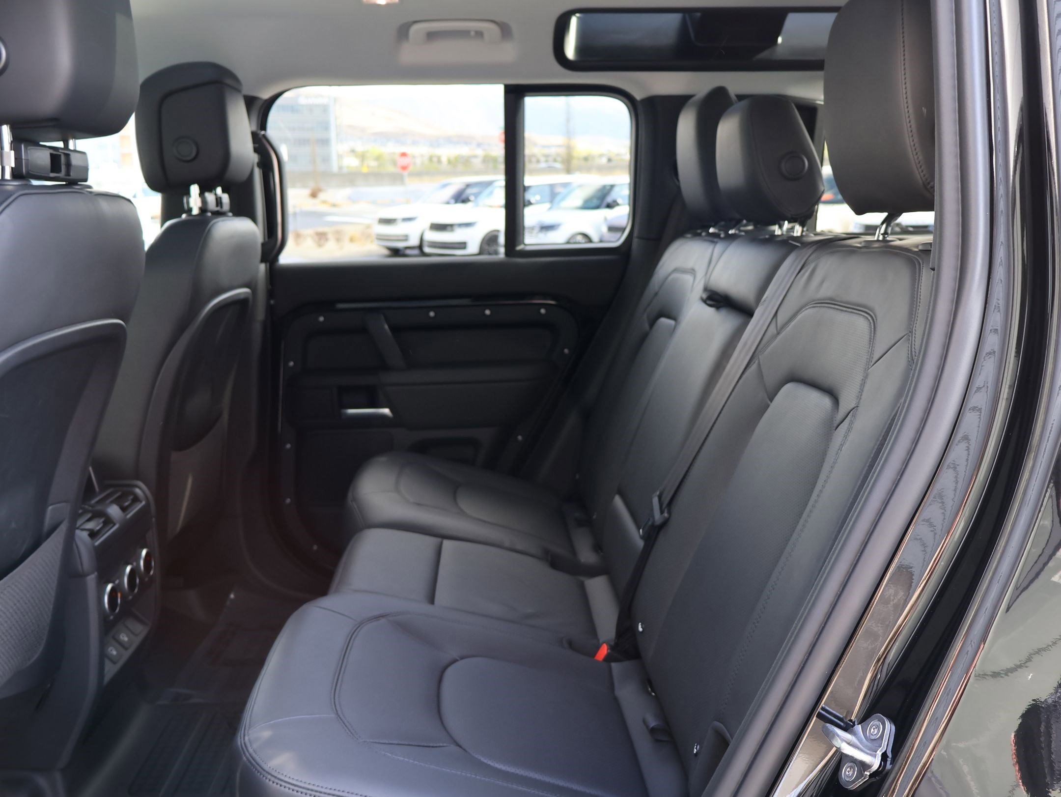 Used 2025 Land Rover Defender 110 X-Dynamic SE image 27