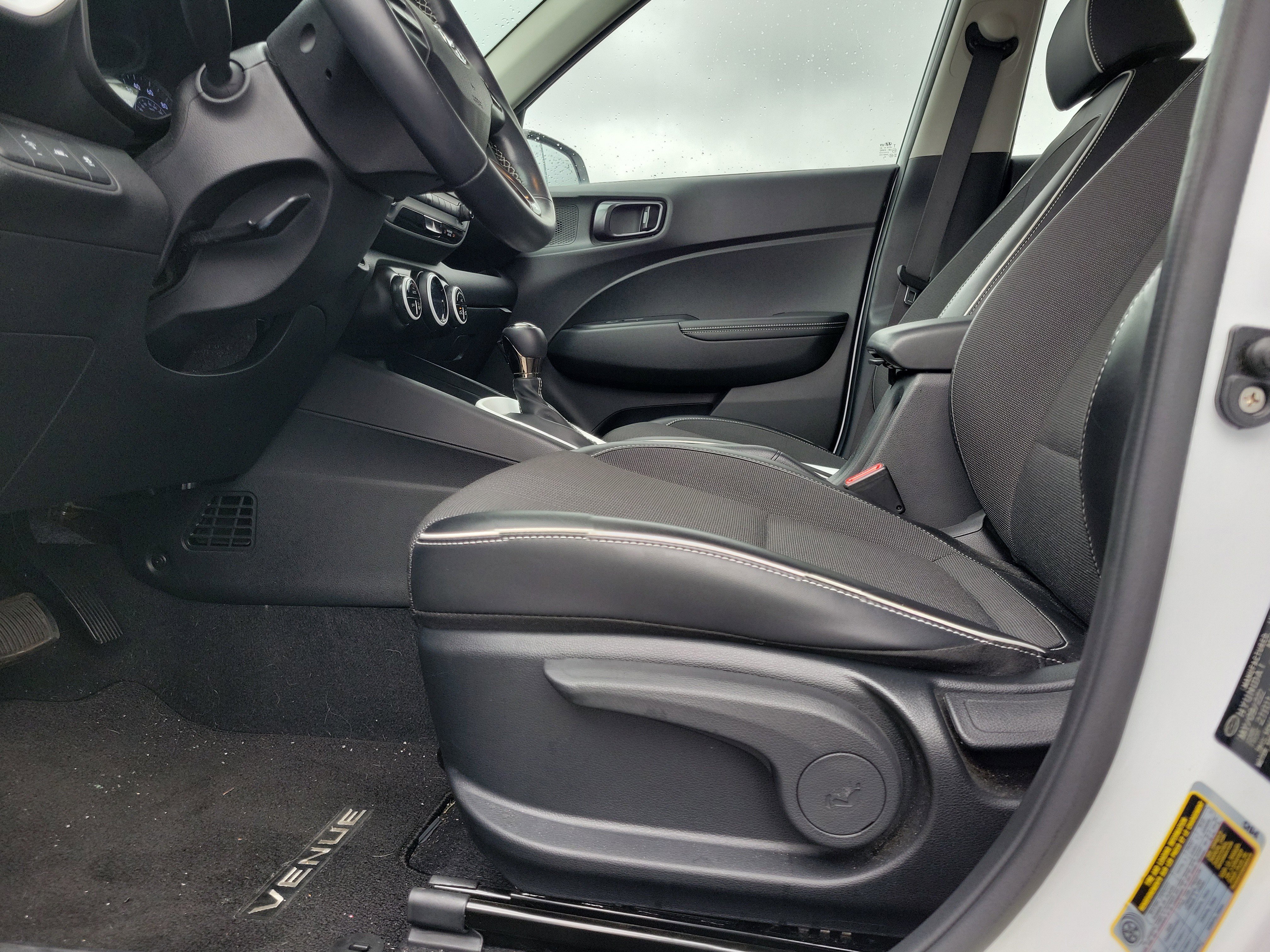 Used 2022 Hyundai Venue Limited FWD image 21
