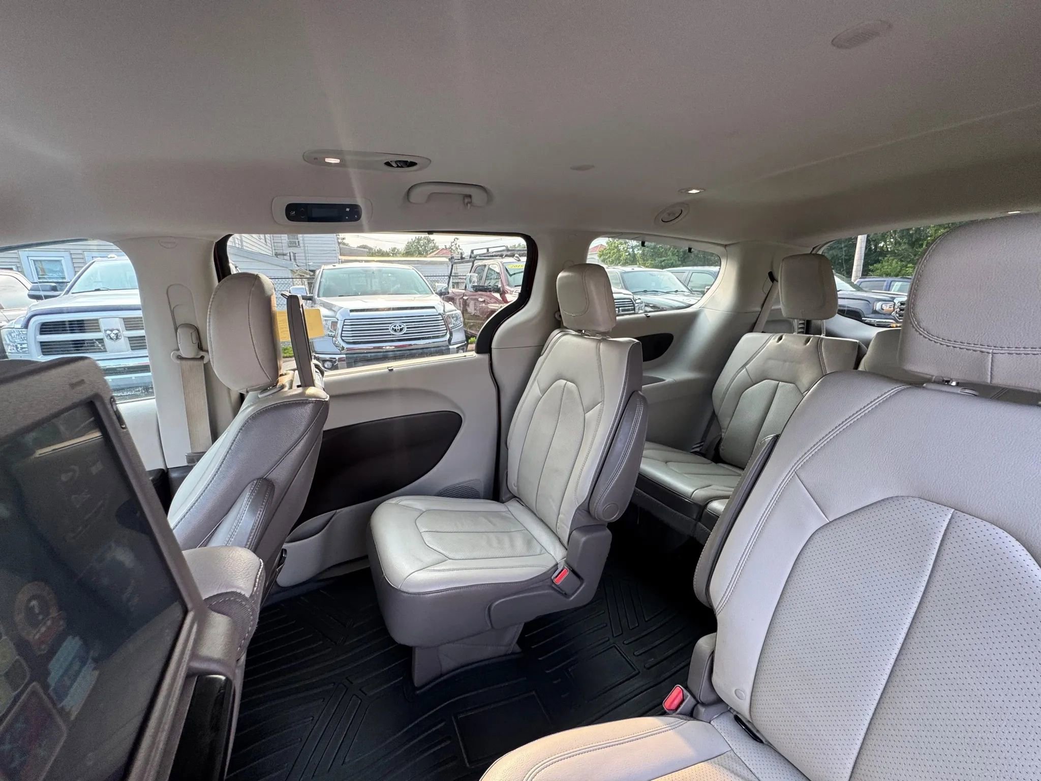 Used 2017 Chrysler Pacifica Touring-L Plus image 10