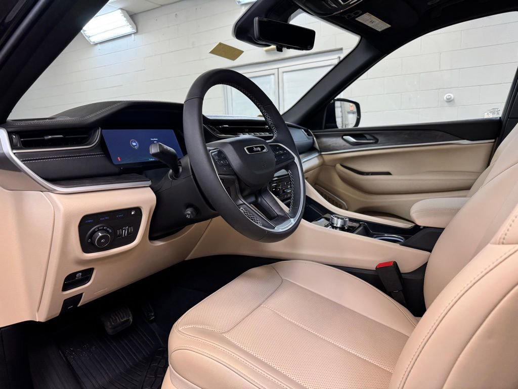 Used 2025 Jeep Grand Cherokee Limited 4xe w/ Luxury Tech Group II image 13