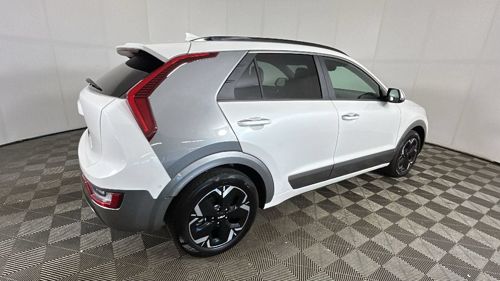 Used 2024 Kia Niro Wave w/ Wave Preserve Package FWD image 3