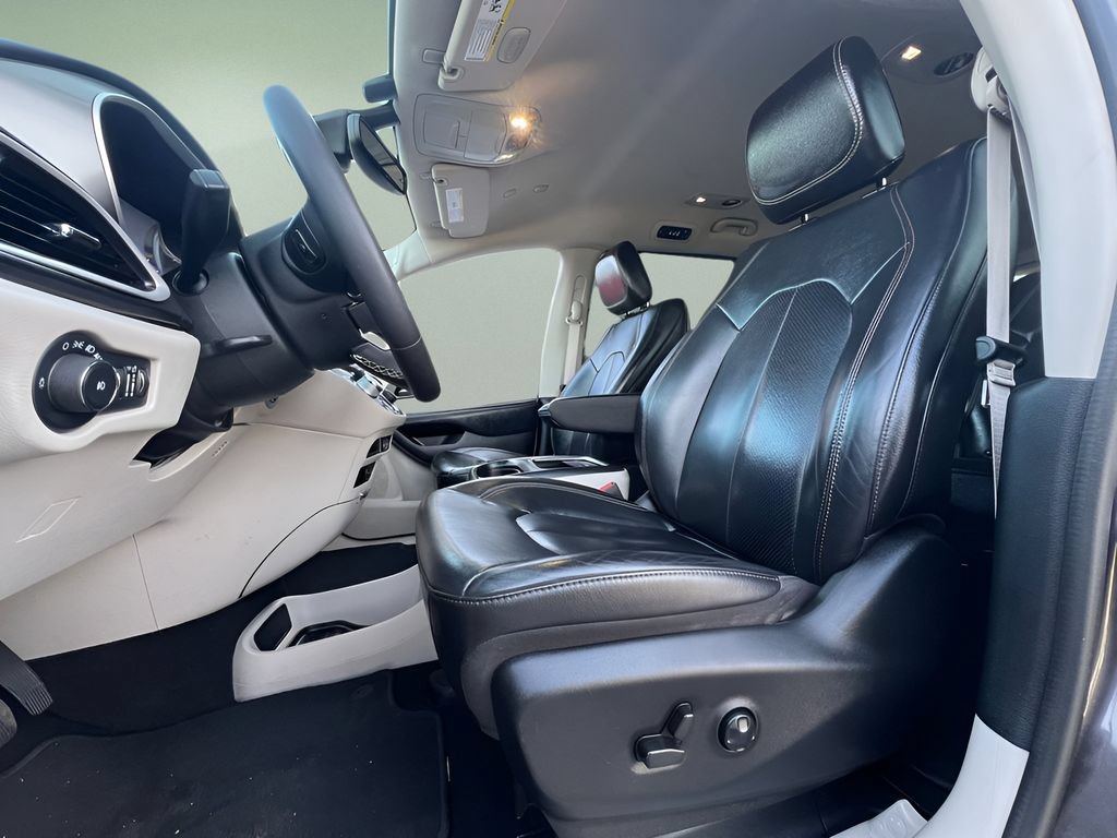 Used 2022 Chrysler Pacifica Touring-L FWD image 10