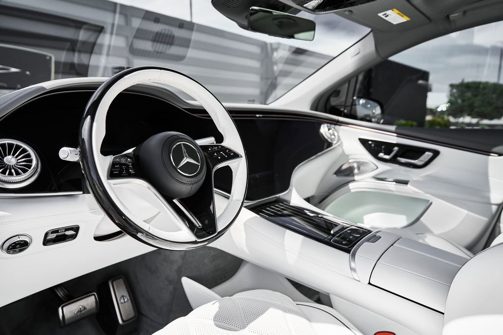 Used 2024 Mercedes-Benz Maybach EQS 680 4MATIC image 2