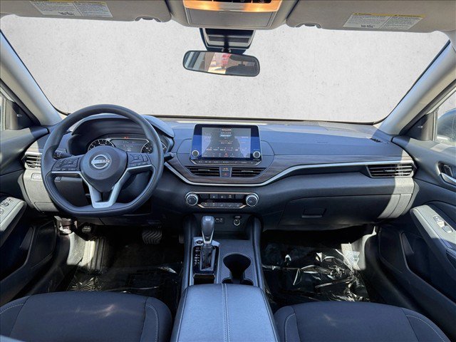 Used 2025 Nissan Altima 2.5 SV FWD image 14