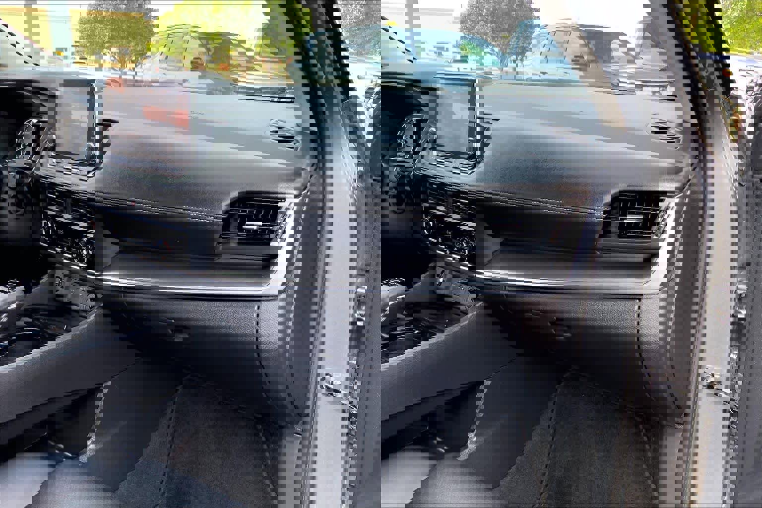 Used 2025 Nissan Rogue SV w/ SV Premium Package FWD image 19