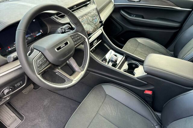 New 2026 Jeep Grand Cherokee Altitude image 7