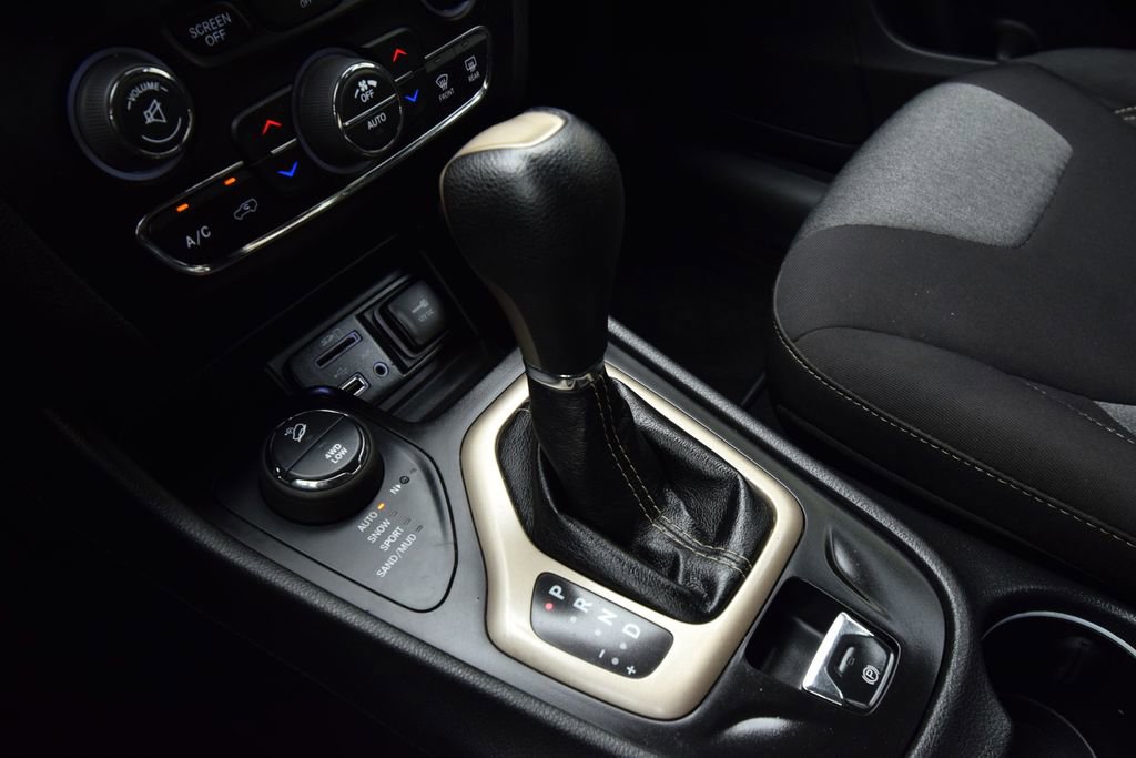 Used 2014 Jeep Cherokee Latitude w/ Comfort/Convenience Group image 19