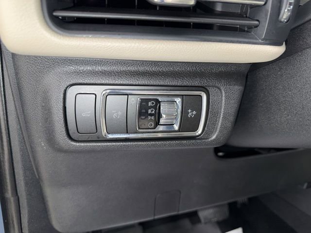 Used 2025 Lincoln Corsair Premiere w/ Equipment Group 101A image 15