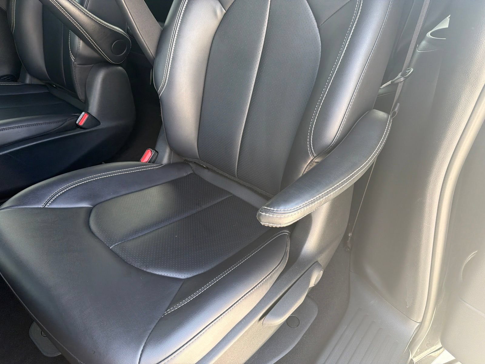 Used 2025 Chrysler Pacifica Select FWD image 16