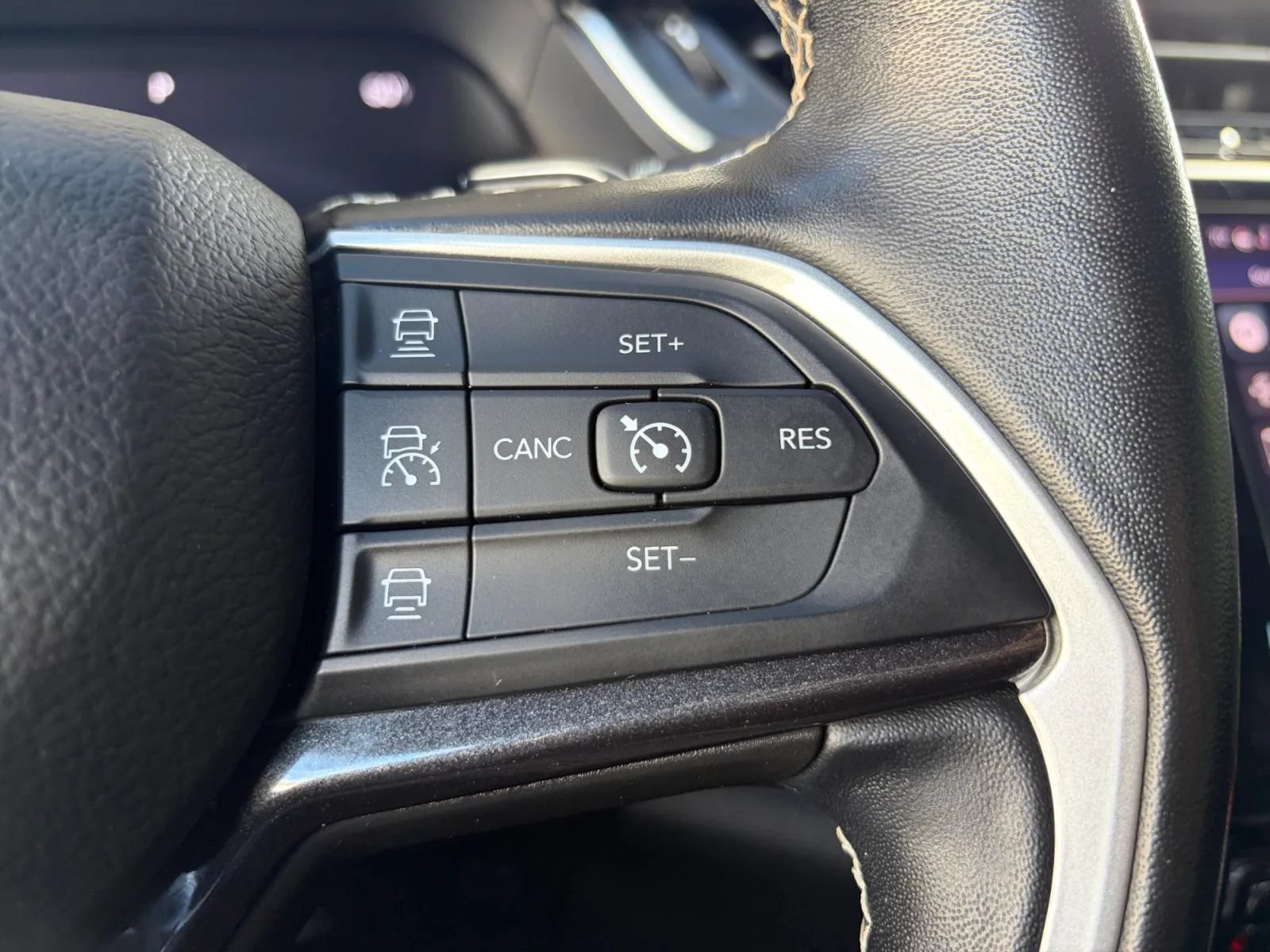 Used 2022 Jeep Grand Cherokee Altitude AWD/4WD image 31