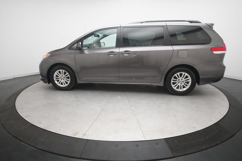 Used 2014 Toyota Sienna XLE FWD image 24