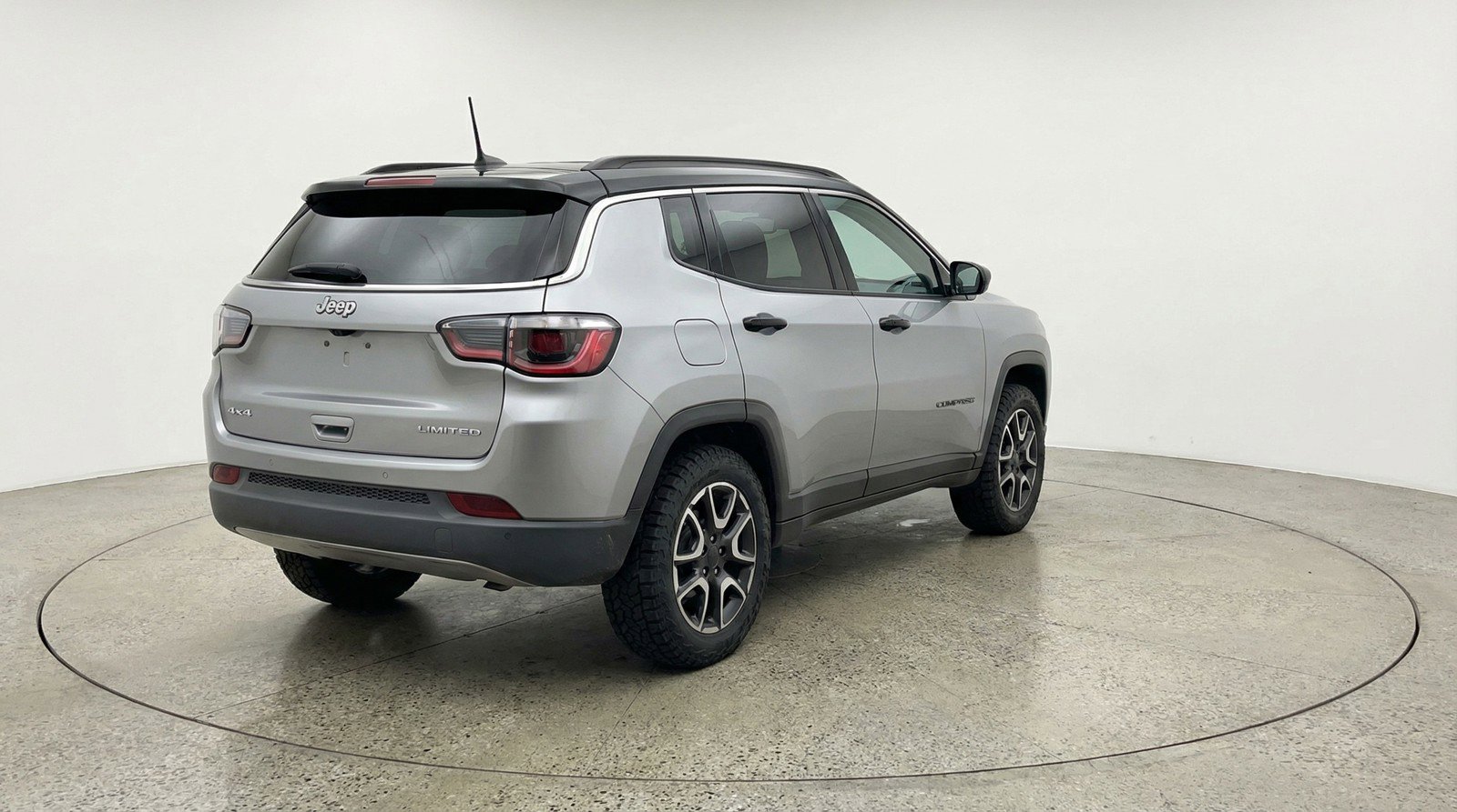 Used 2025 Jeep Compass Trailhawk image 9