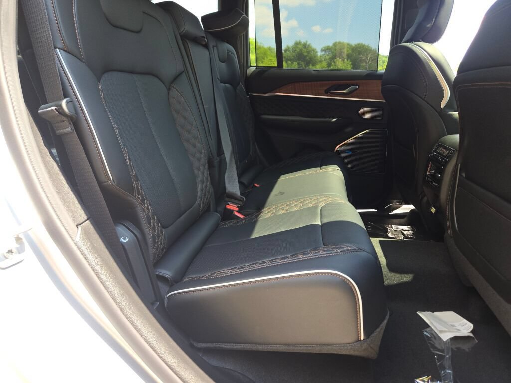 New 2026 Jeep Grand Cherokee Summit w/ Obsidian Package AWD/4WD image 12
