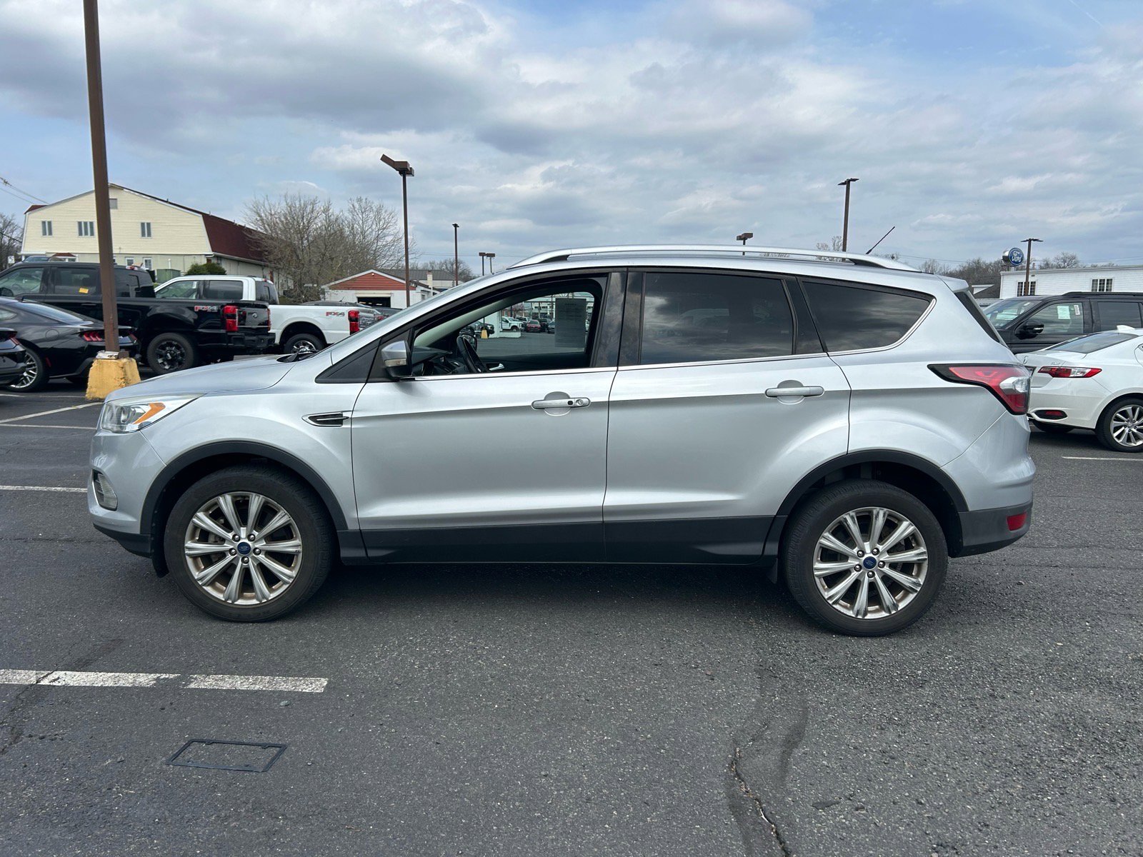 Used 2017 Ford Escape Titanium image 9