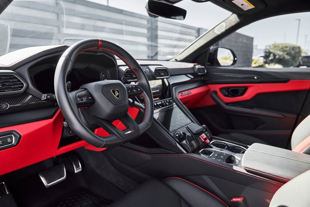 Used 2024 Lamborghini Urus S AWD/4WD image 2