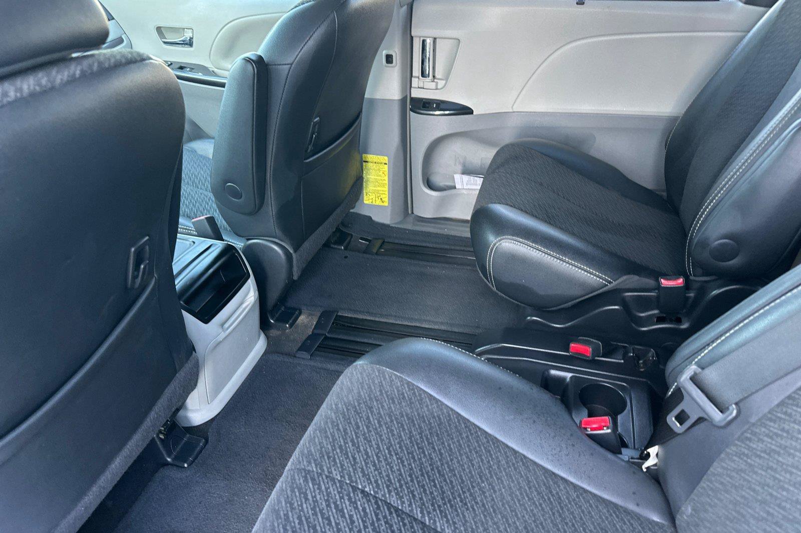 Used 2014 Toyota Sienna SE FWD image 11