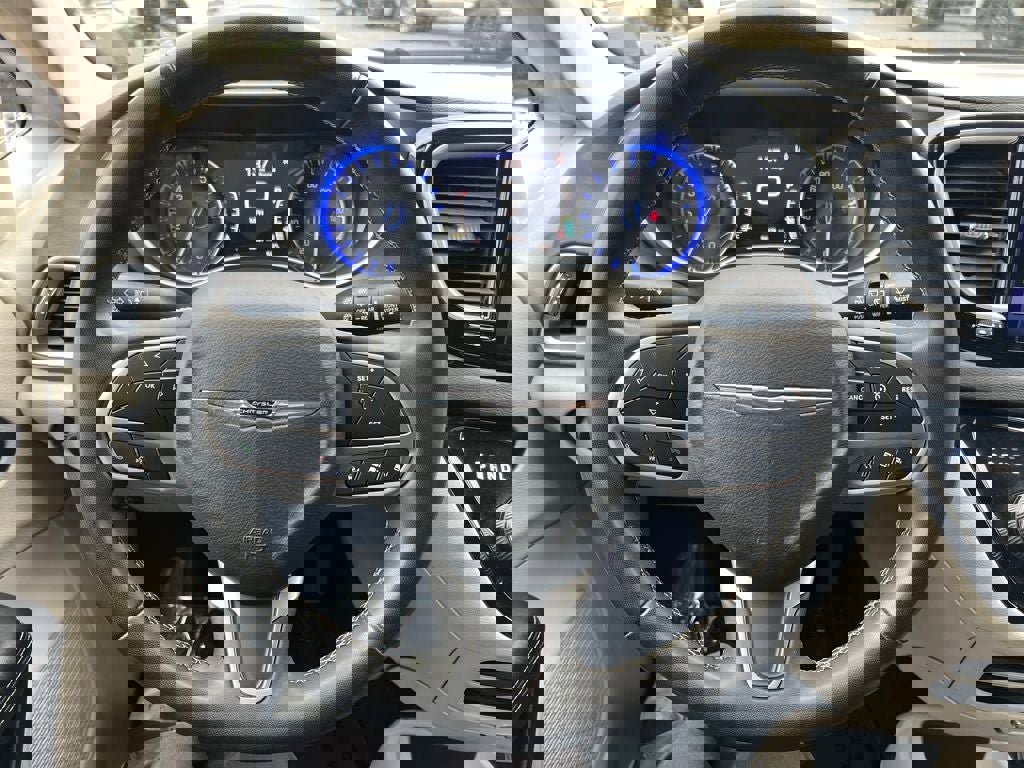 Used 2022 Chrysler Pacifica Touring-L image 16