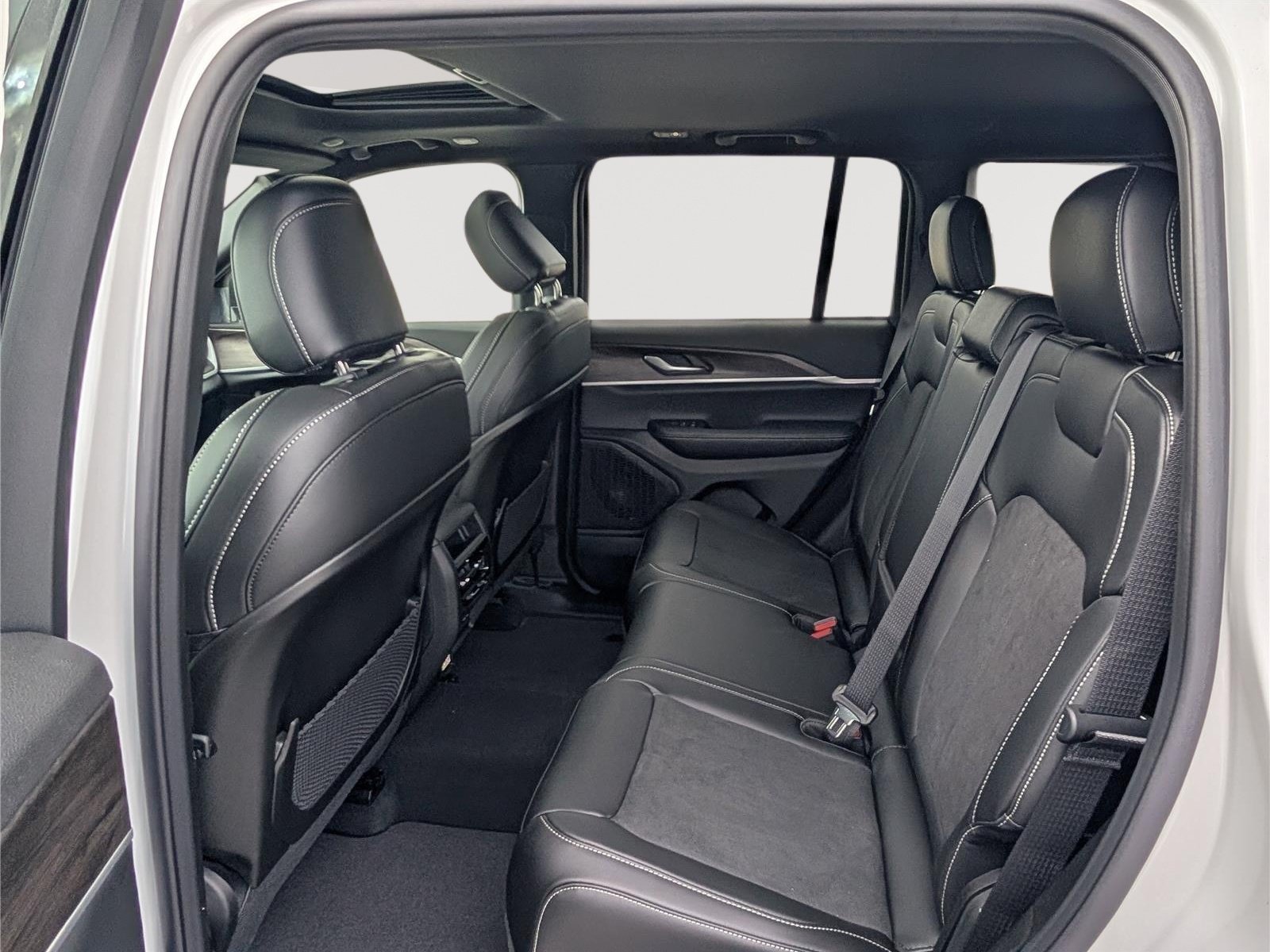 New 2026 Jeep Grand Cherokee Altitude AWD/4WD image 9