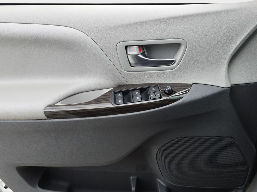 Used 2019 Toyota Sienna XLE w/ XLE Navigation Package image 22