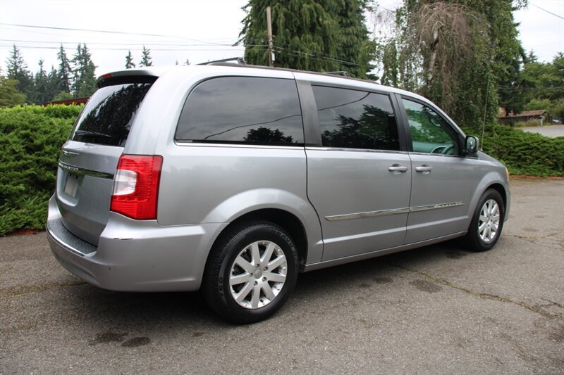 Used 2014 Chrysler Town & Country Touring FWD image 3