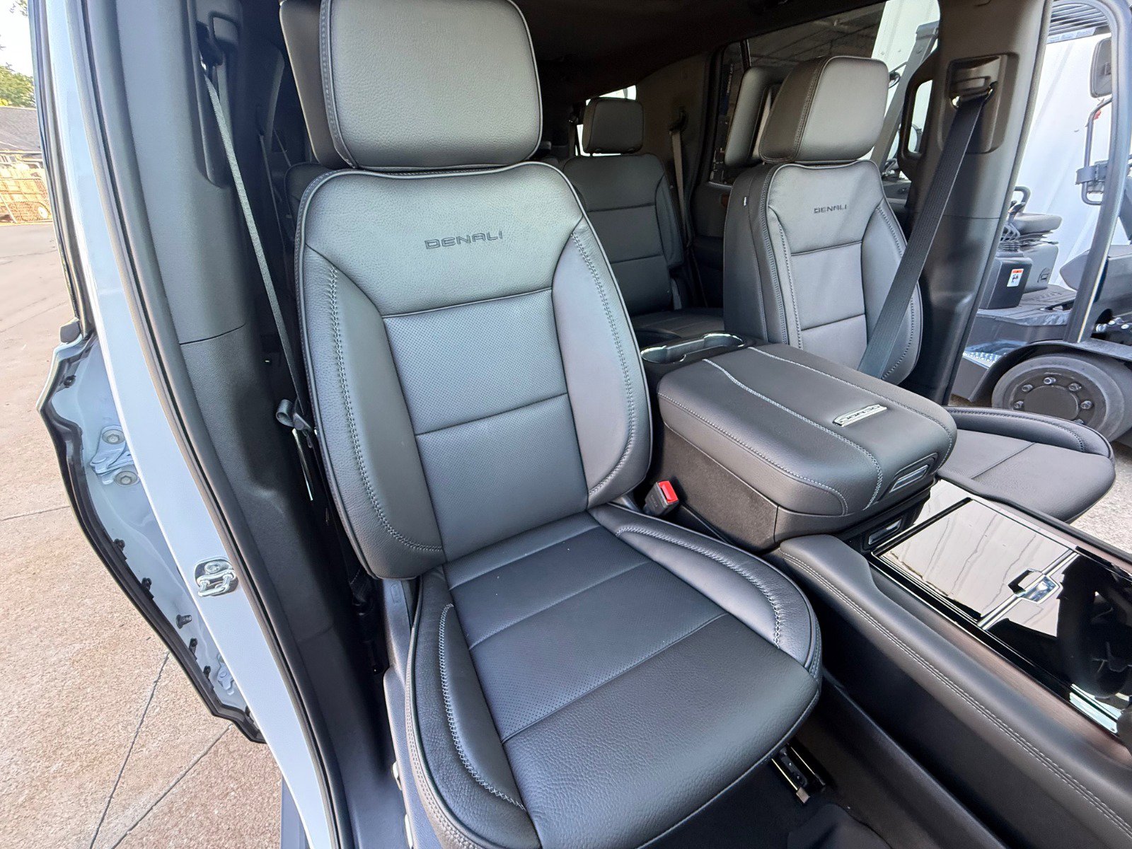 New 2026 GMC Yukon Denali w/ Advanced Technology Package image 33