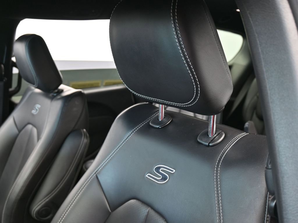 Used 2023 Chrysler Pacifica Touring-L w/ S Appearance Package image 16