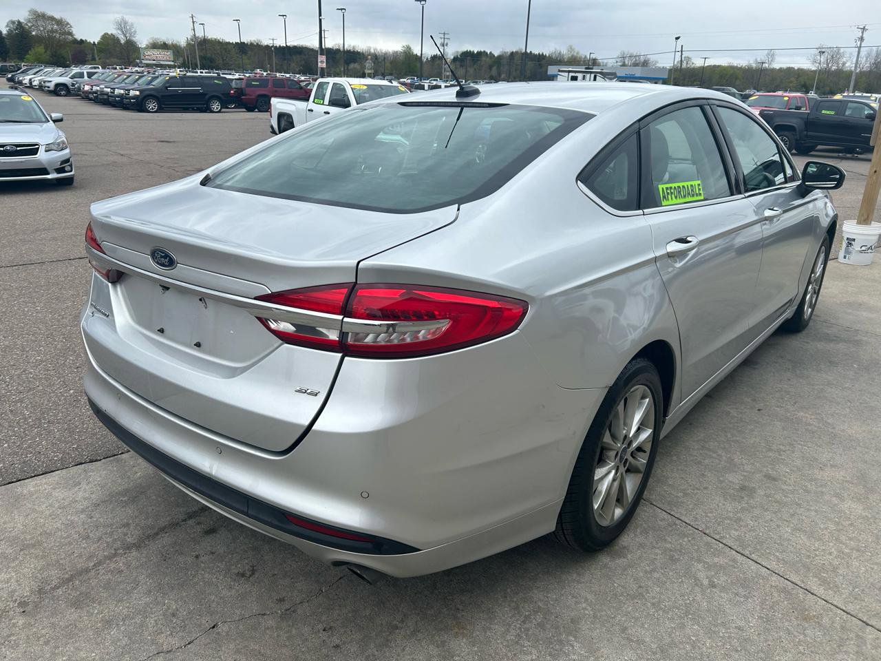 Used 2017 Ford Fusion SE w/ Fusion SE Technology Package FWD image 5