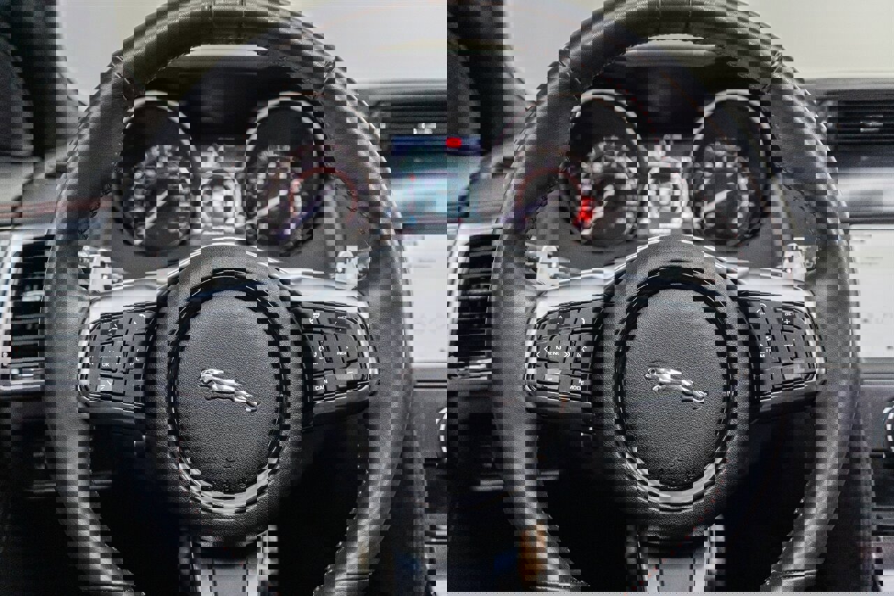 Used 2020 Jaguar F-TYPE SVR image 93