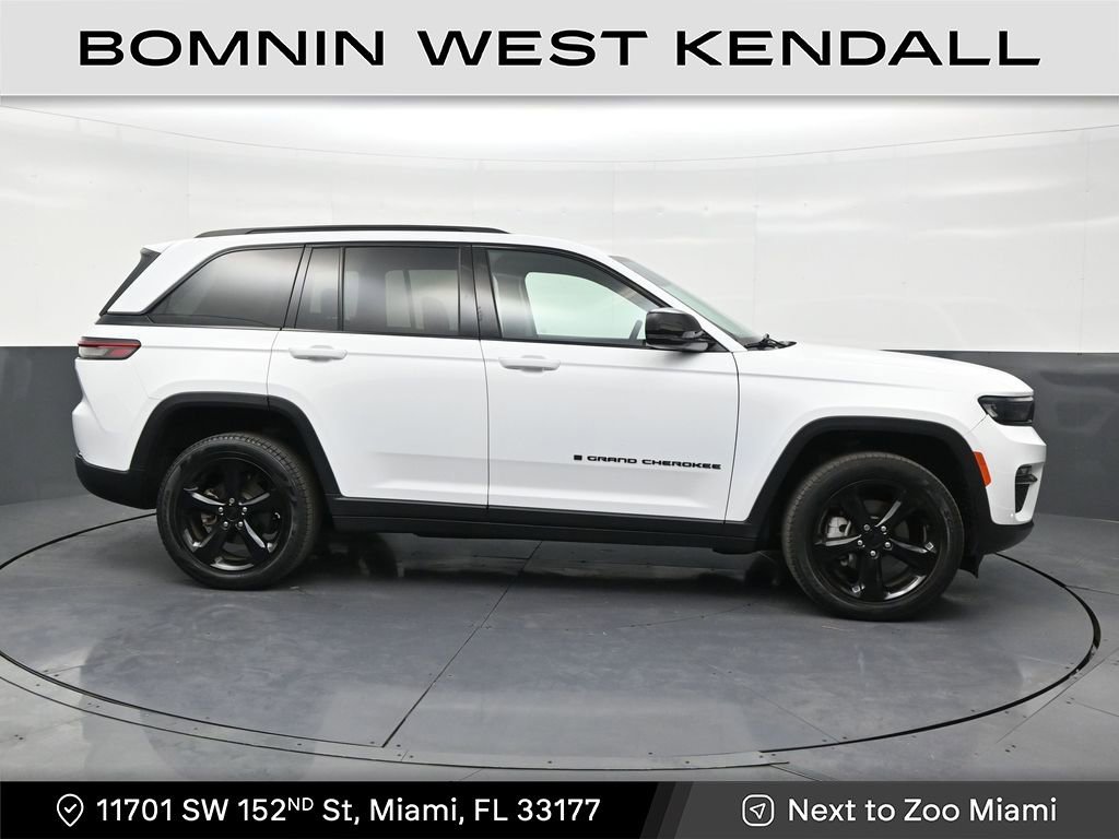 Used 2024 Jeep Grand Cherokee Limited w/ Black Appearance Package image 6