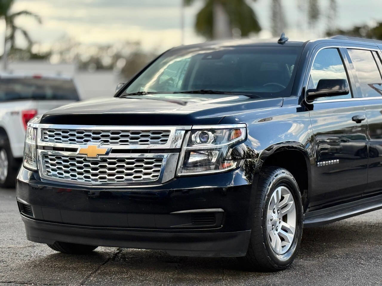 Used 2017 Chevrolet Suburban LT image 2