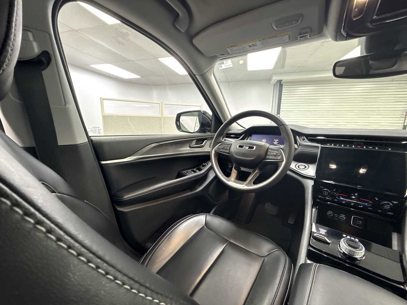 Used 2023 Jeep Grand Cherokee Limited image 15