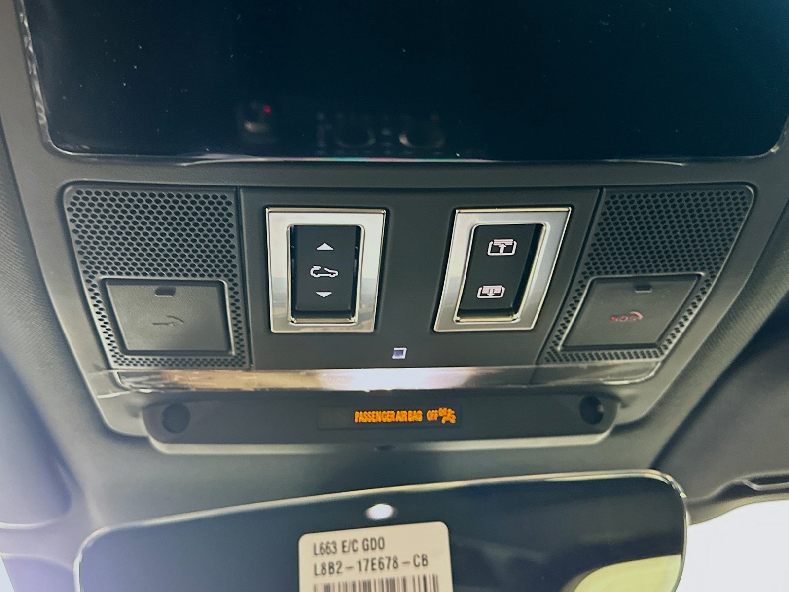New 2026 Land Rover Defender 110 X-Dynamic SE AWD/4WD image 32