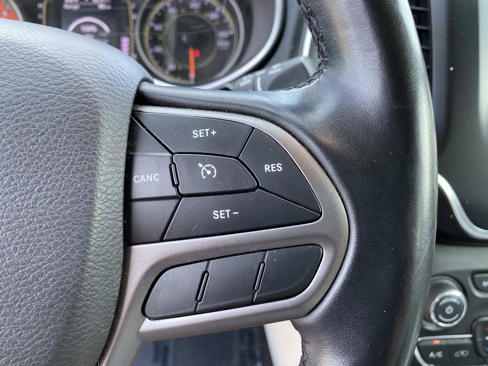 Used 2020 Jeep Cherokee Latitude Plus w/ Comfort/Convenience Group AWD/4WD image 18