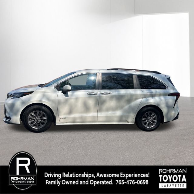 Used 2021 Toyota Sienna XLE FWD image 2
