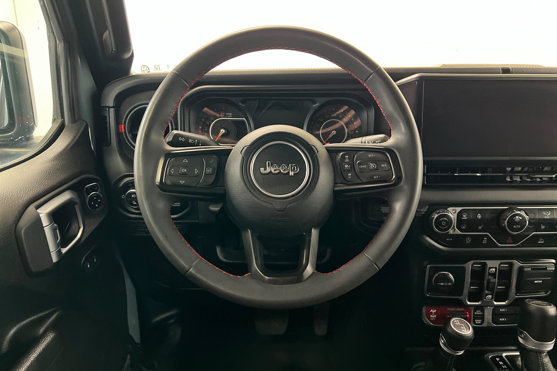 Used 2024 Jeep Gladiator Rubicon w/ Convenience Group AWD/4WD image 12