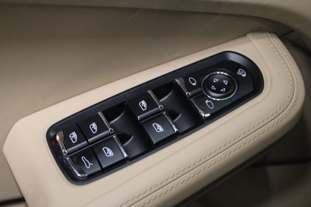 Certified 2025 Porsche Macan AWD/4WD image 18