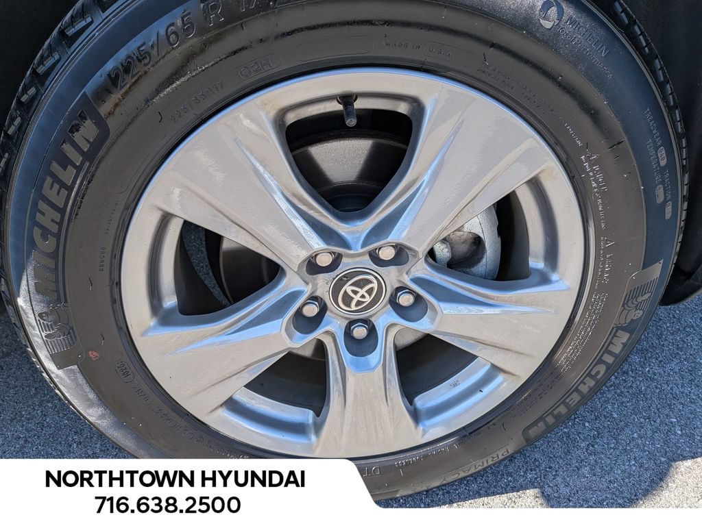 Used 2025 Toyota RAV4 XLE AWD/4WD image 40