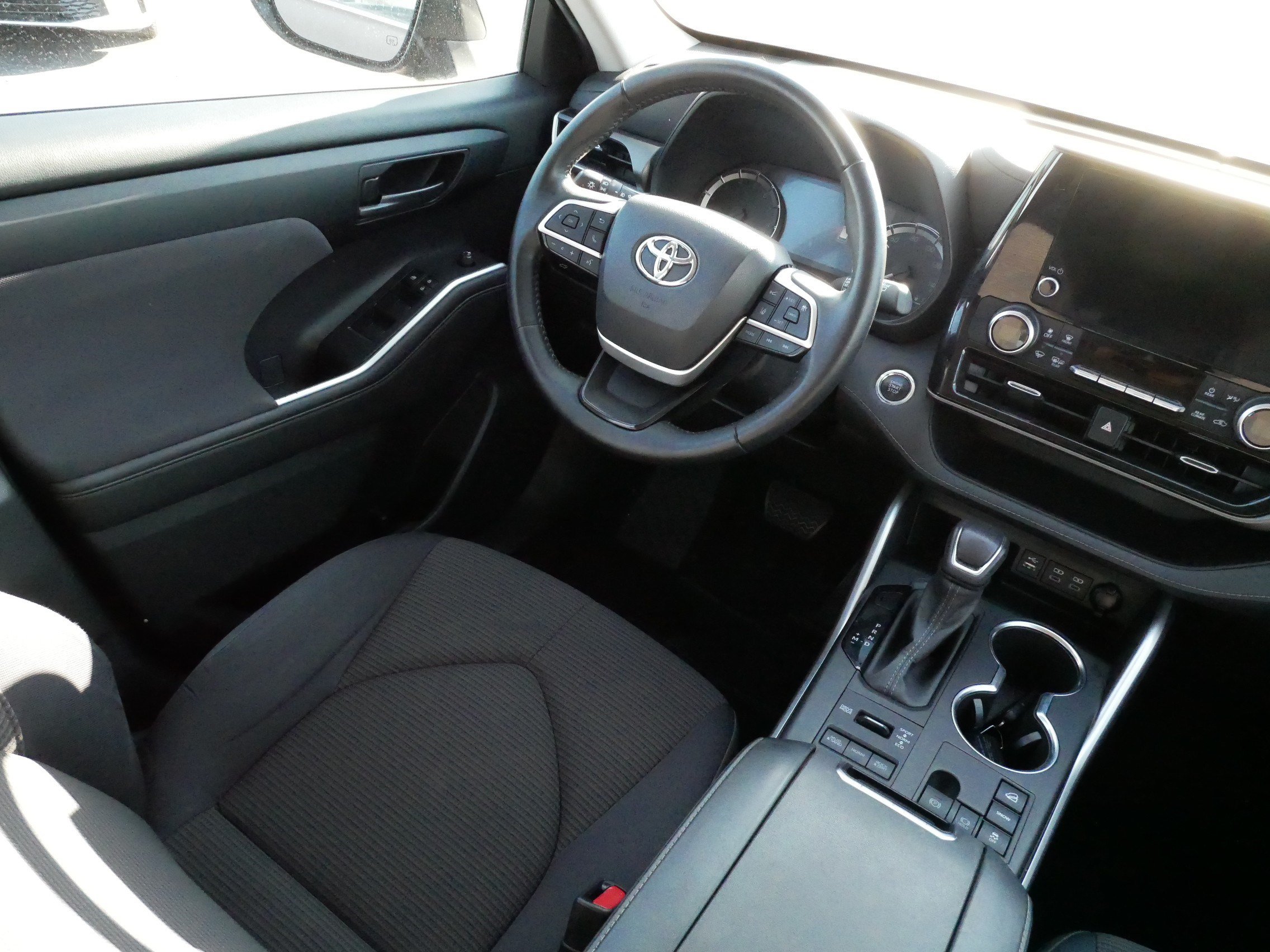 Used 2023 Toyota Highlander LE AWD/4WD image 9