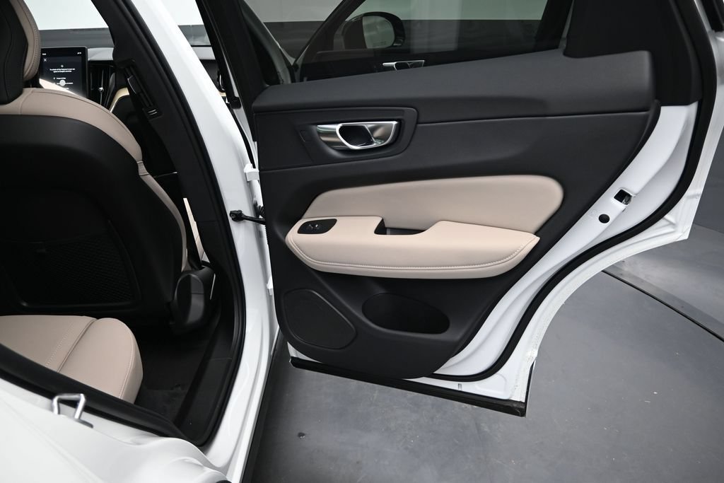 New 2026 Volvo XC60 T8 Plus w/ Climate Package PRO AWD/4WD image 17
