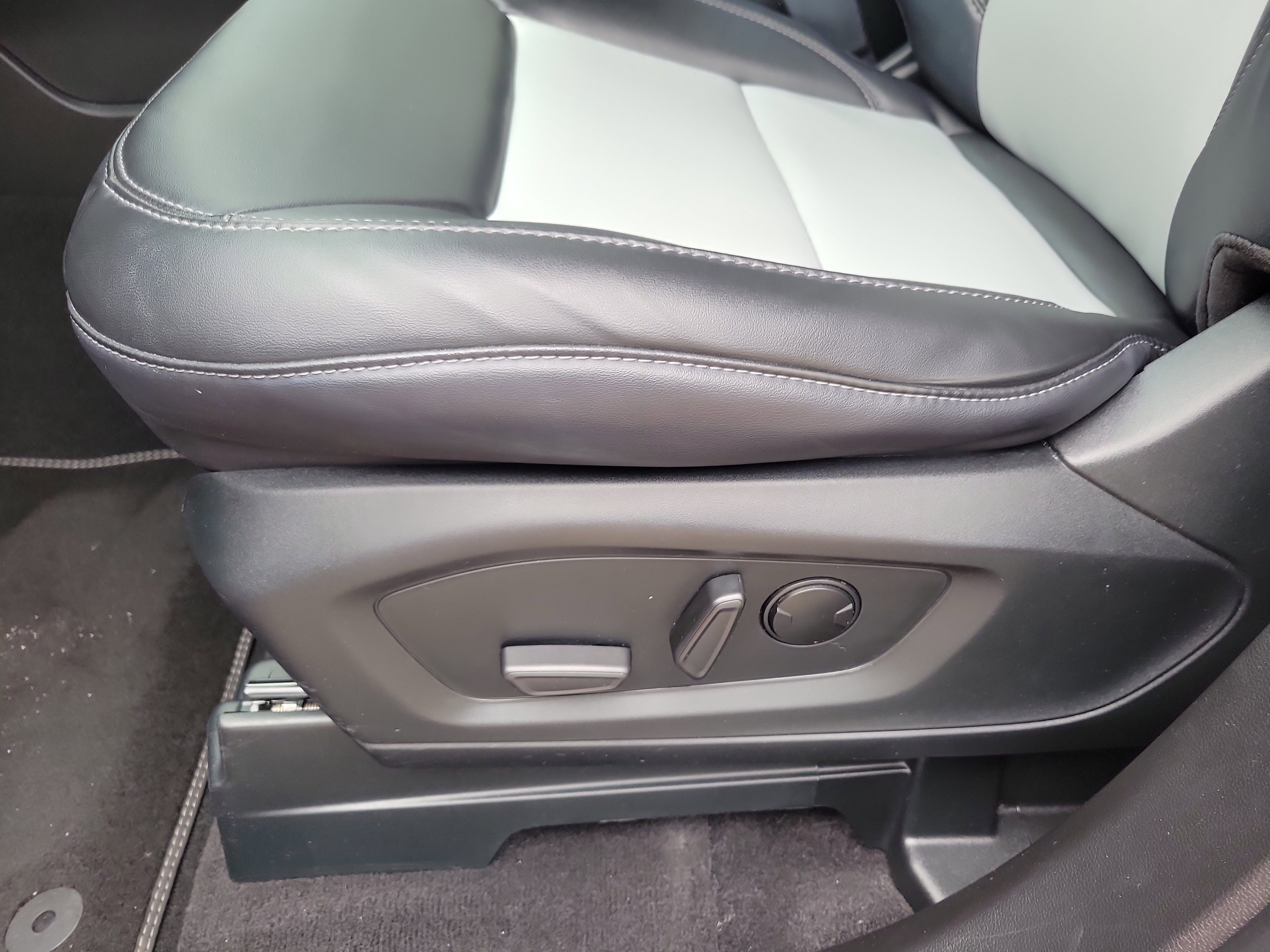 Used 2023 Ford Explorer XLT w/ Equipment Group 202A AWD/4WD image 18