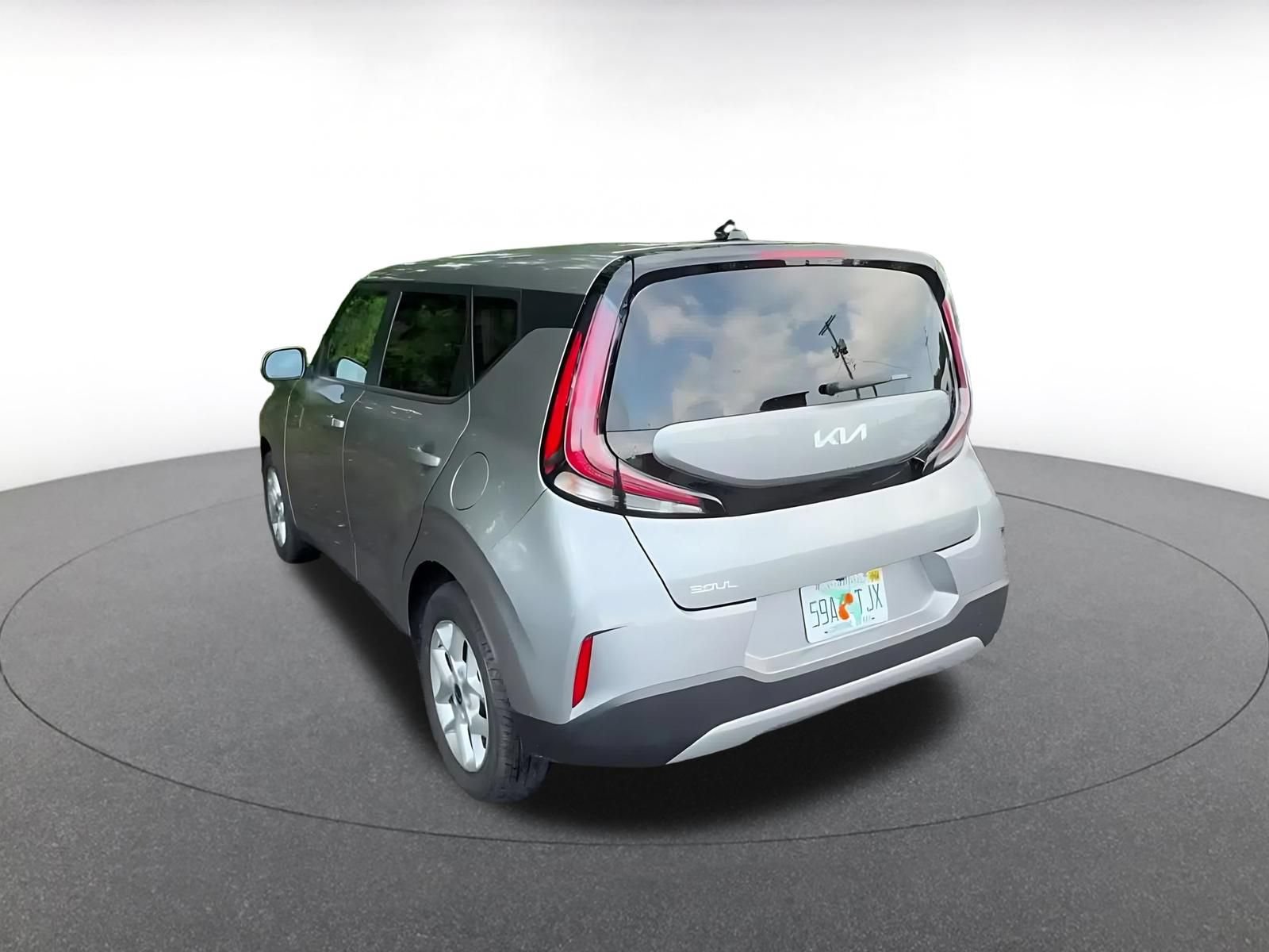 Used 2025 Kia Soul LX w/ LX Technology Package FWD image 11