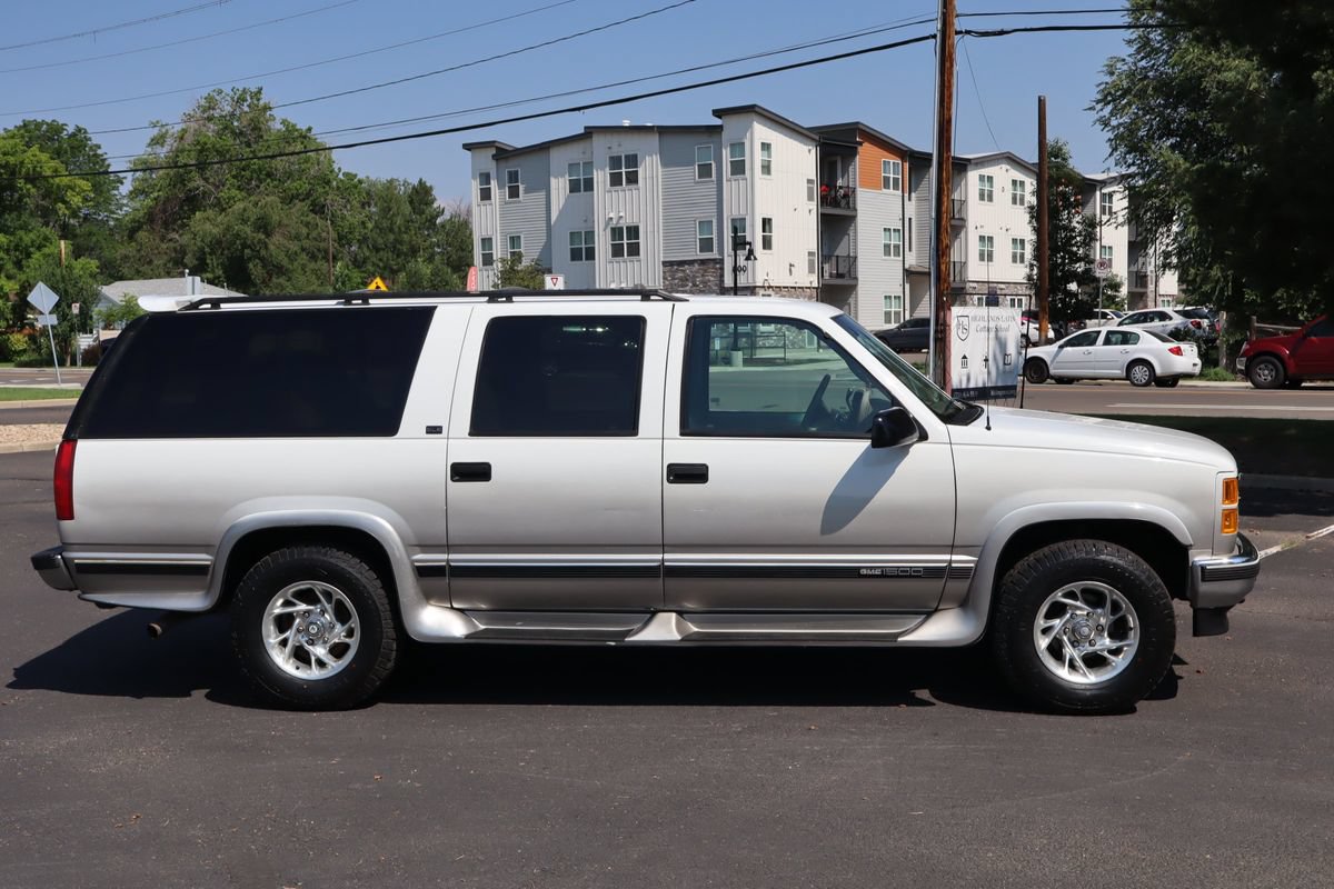 Used 1999 GMC Suburban 4WD w/ Convenience Group image 3