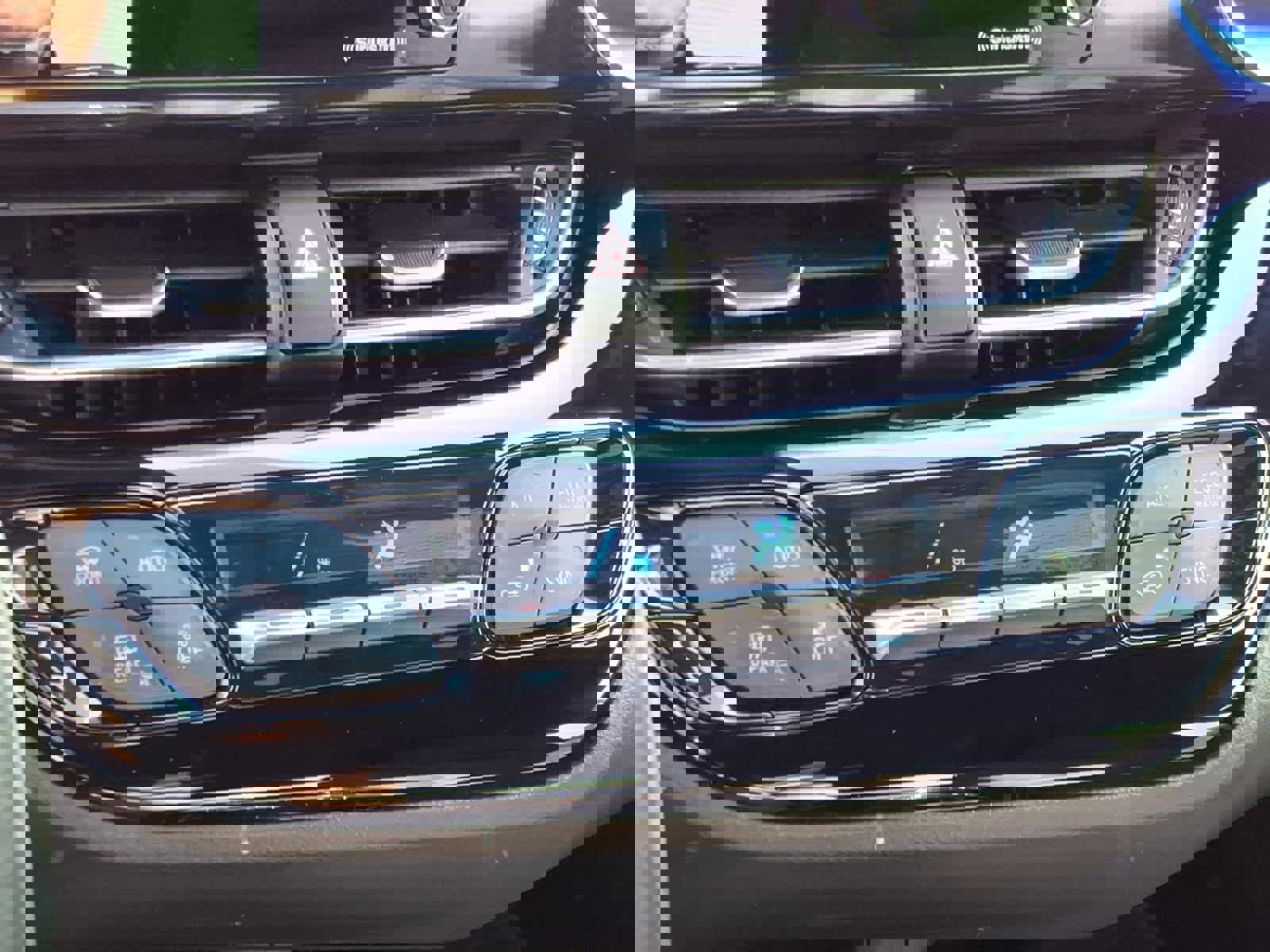 Used 2022 Toyota C-HR XLE image 8