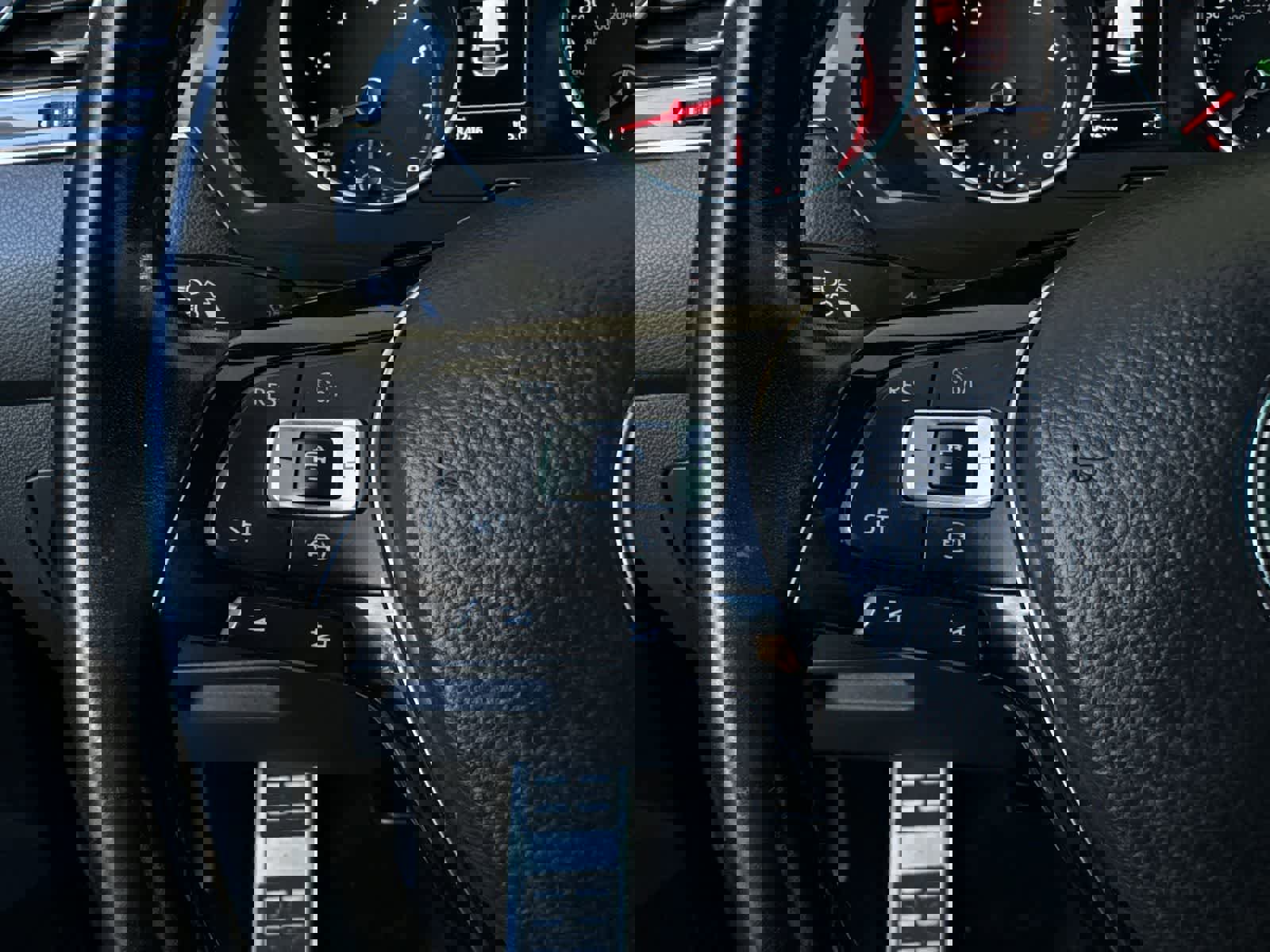 Used 2021 Volkswagen Tiguan SE R-Line w/ 2-Row Tiguan MDO Package image 25