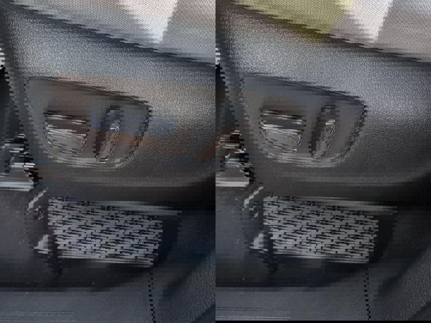 Used 2025 Toyota Sienna LE image 25