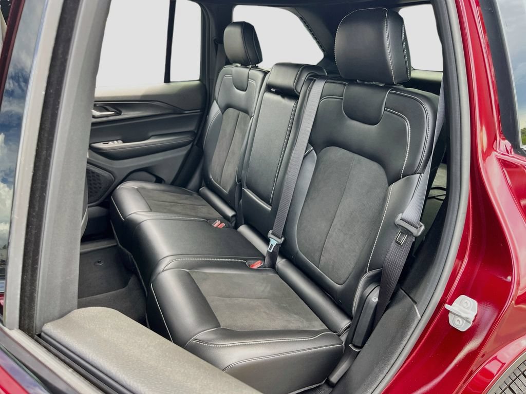Used 2025 Jeep Grand Cherokee Altitude RWD image 23
