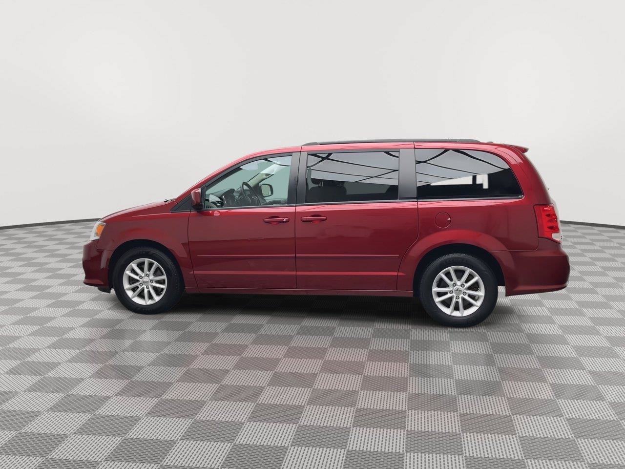 Used 2016 Dodge Grand Caravan SXT w/ UConnect Hands-Free Group FWD image 30