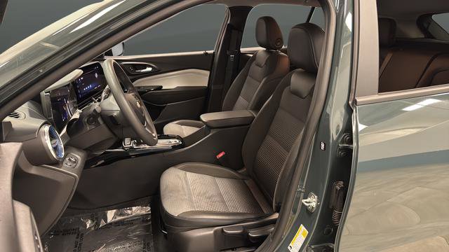 Used 2025 Chevrolet Trax LT FWD image 9