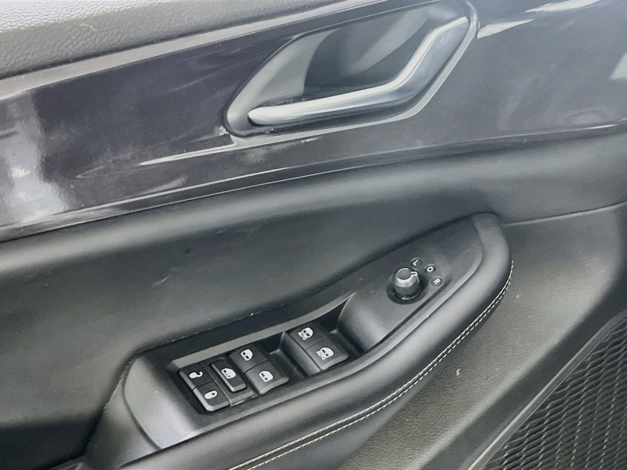 Used 2023 Jeep Grand Cherokee Altitude image 17